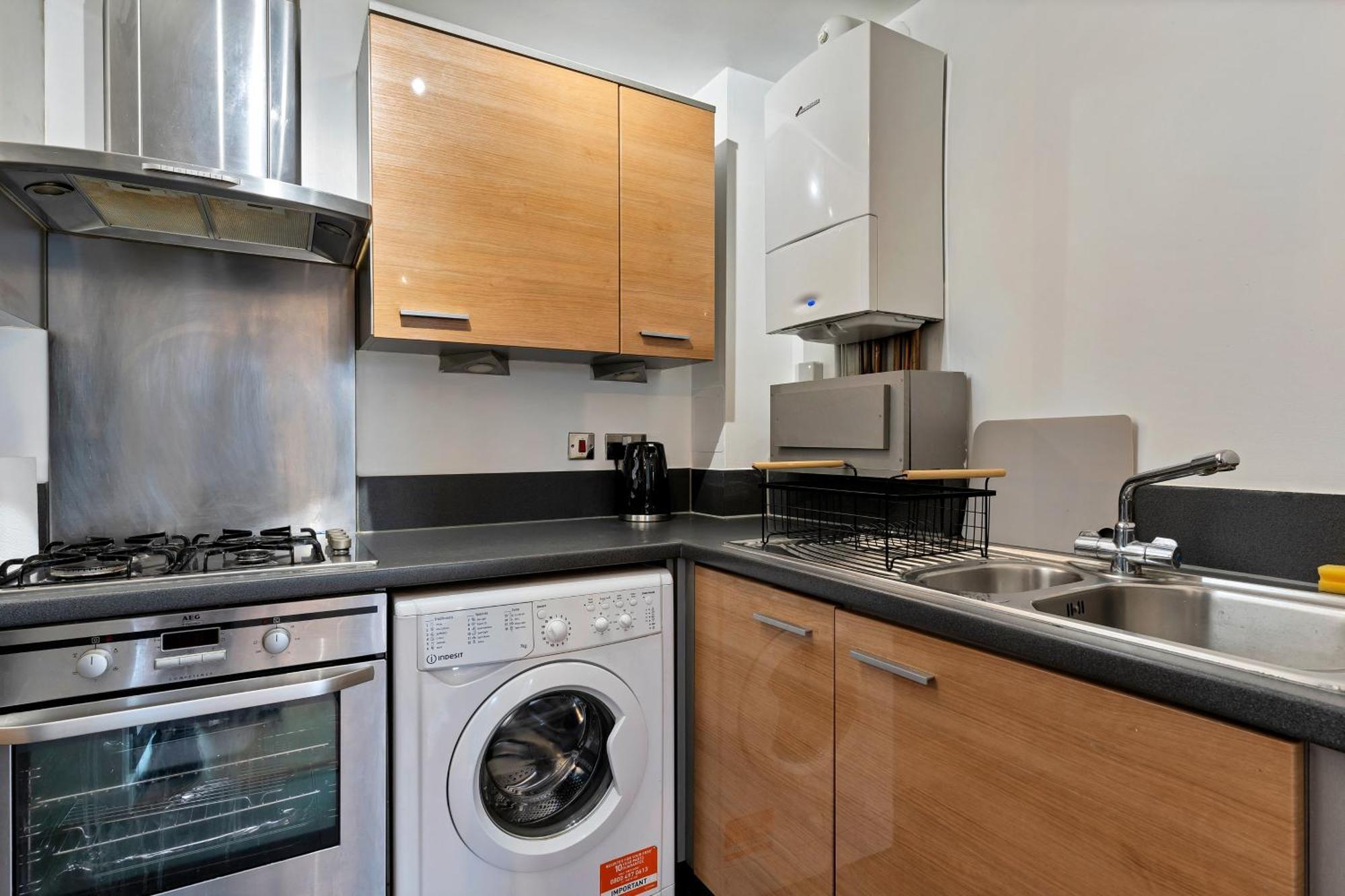 Stylish City Centre Apartment With Free Parking, Fast W-Fi, Smart Tv And Balcony By Yoko Property Chelmsford Exterior foto